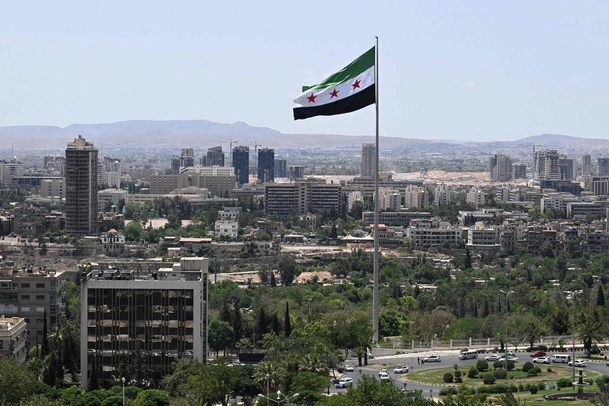 Eine syrische Flagge ist über einem Park in der Hauptstadt Damaskus zu sehen. ⇒AFP