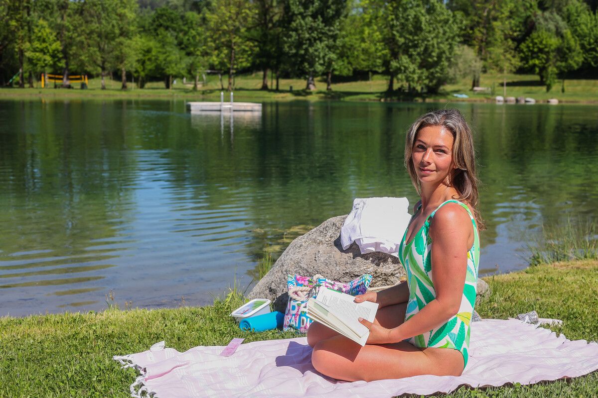 Elena hat einen Platz im Naturbad Untere Au in Frastanz ergattert.