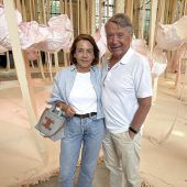 Glas, Papier und Puder im Kunstraum