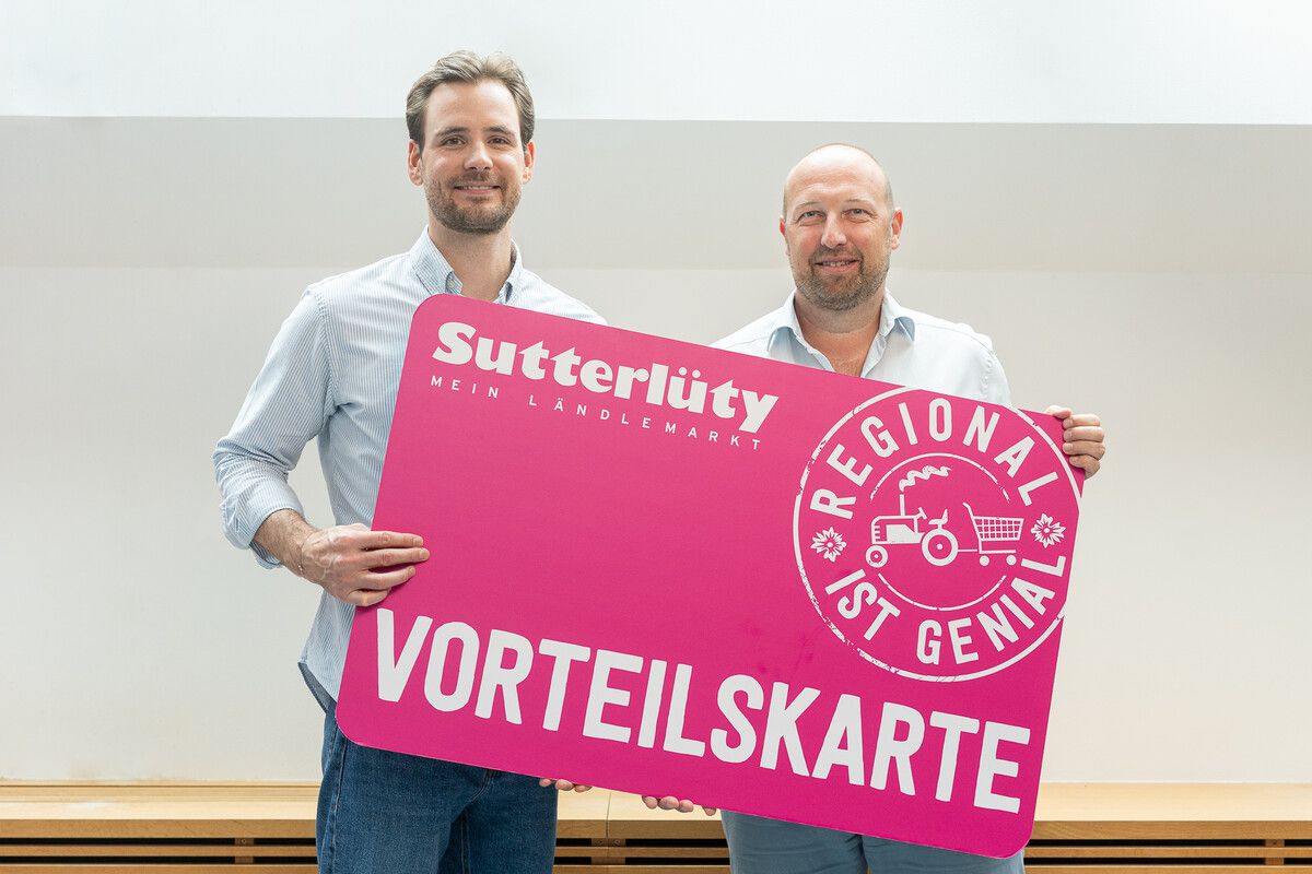 Ende Nach zwei Jahrzehnten wird die pinke Vorteilskarte von Sutterlüty schrittweise eingestellt. Das Punkte-Sammeln ist noch bis zum 30. Juni möglich. Bereits gesammelte Punkte bleiben gültig und können weiterhin eingelöst werden. Ab Juli gibt es bei Sutterlüty Sonderaktionen für die langjährige Treue der Kunden.⇒Sutterlüty/Kerber