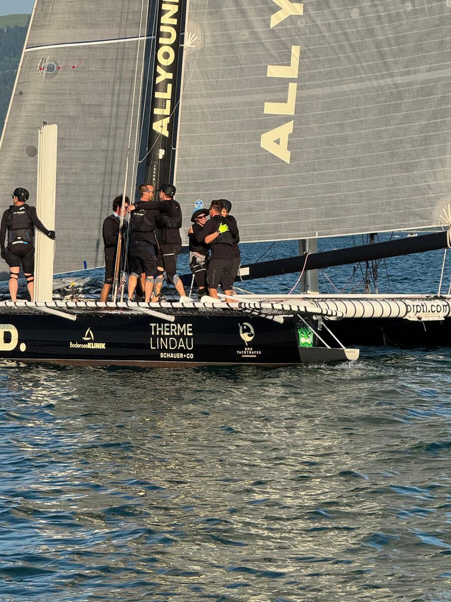 Es ist vollbracht, die Crew feiert nach dem Zieleinlauf.