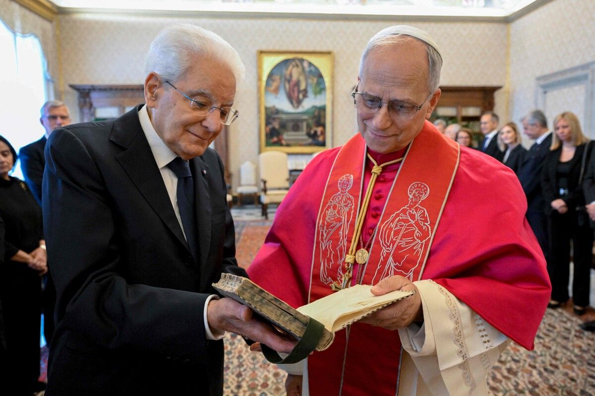 Fast einen Monat nach seiner Wahl hat Papst Leo XIV. den italienischen Präsidenten Sergio Mattarella empfangen. Es ist das erste offizielle Treffen zwischen dem italienischen Staatsoberhaupt und dem Papst.