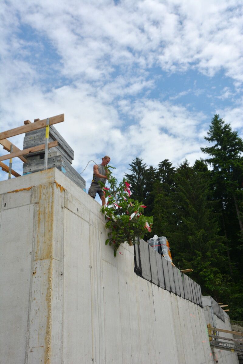 Feierlich wird der Firstbaum hochgezogen. ⇒
⇒
Hochbehälter Wolfurt