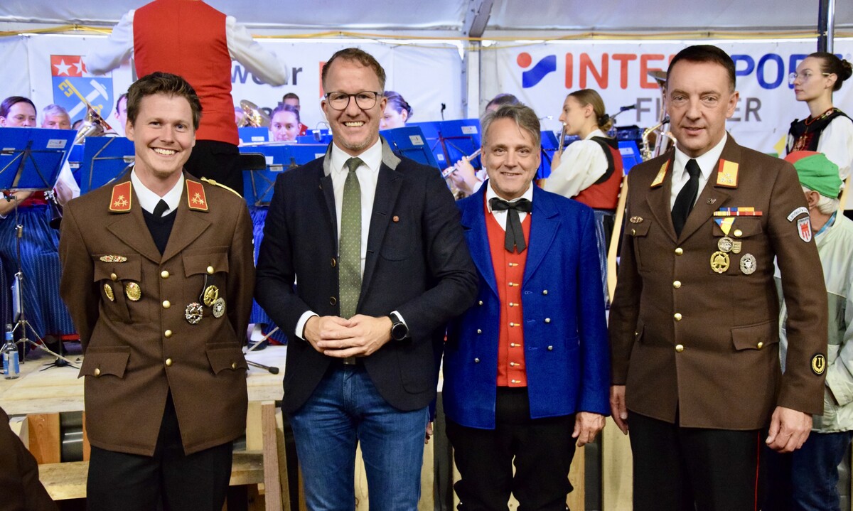 Feuerwehrkommandant Johannes Netzer, Landesrat Christian Gantner, Bgm. Thomas Zudrell und Bezirksfeuerwehrinspektor Karl-Heinz Beiter (v. l.). ⇒SCO (5)