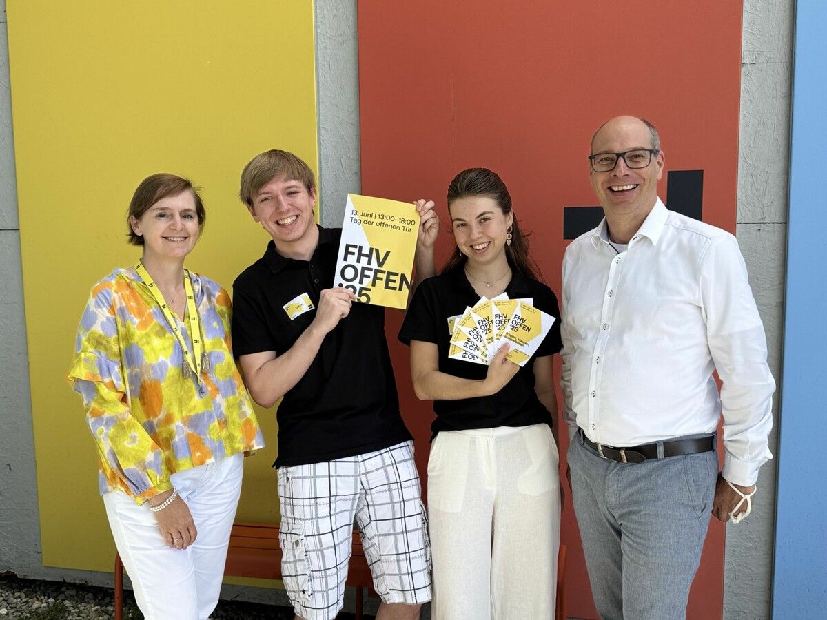 FHV-Rektorin Regine Kadgien und Geschäftsführer Stefan Fitz-Rankl mit den Studierenden Jason Witzemann und Emilia Ruan Sardi beim Info-Tag. ⇒sie