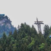 Die erste Gondel hängt wieder korrekt in den Seilen, die obere ist kniffliger. »A8