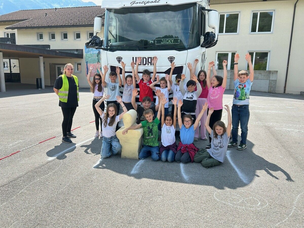 Für die Kids der 3. und 4. Klassen hieß es „Achtung – toter Winkel“. ⇒stl
