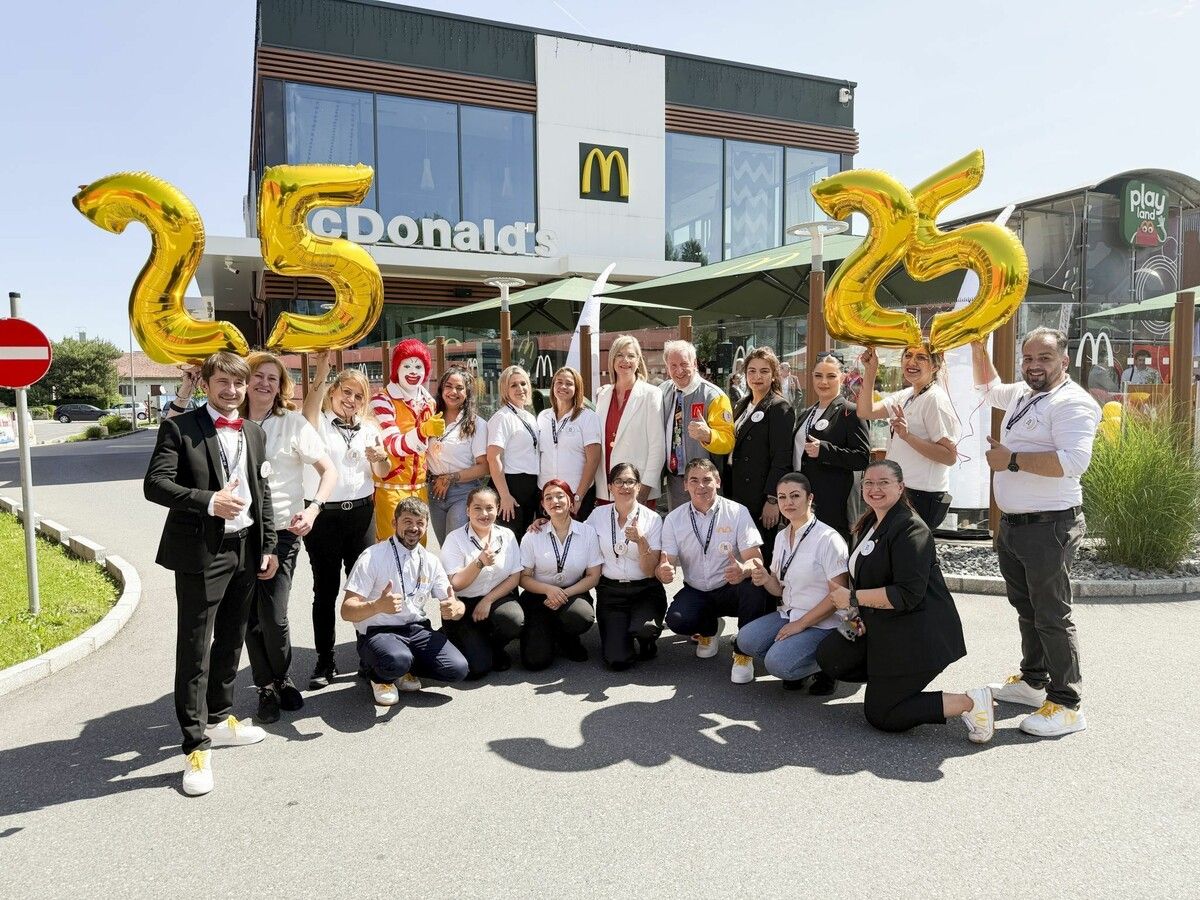 Gastgeber Annette und Loek Versluis feierten mit ihrem Team 25 Jahre McDonald's Hohenems.⇒Franc