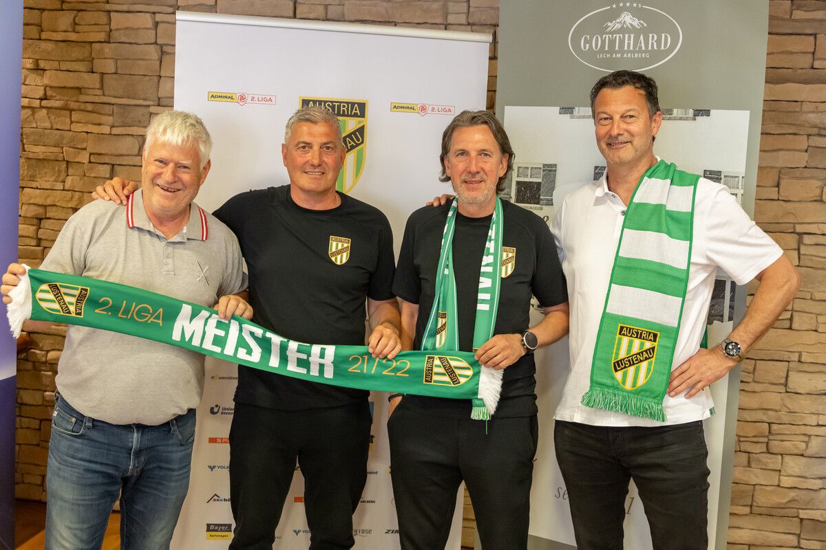 Gastgeber Clemens Walch vom Hotel Gotthard in Lech mit Austria-Trainer Markus Mader, Neo-Sportchef Dieter Alge und Sportvorstand Stephan Muxel.