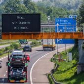 Stille, Glocken, schwarze Fahnen und abgesagte Veranstaltungen