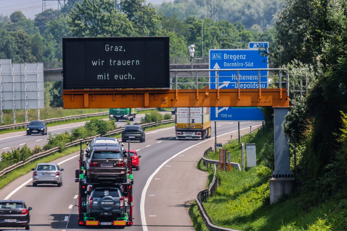 Gedenkschild der Asfinag auf der A14 bei Altach. ⇒VN/PS