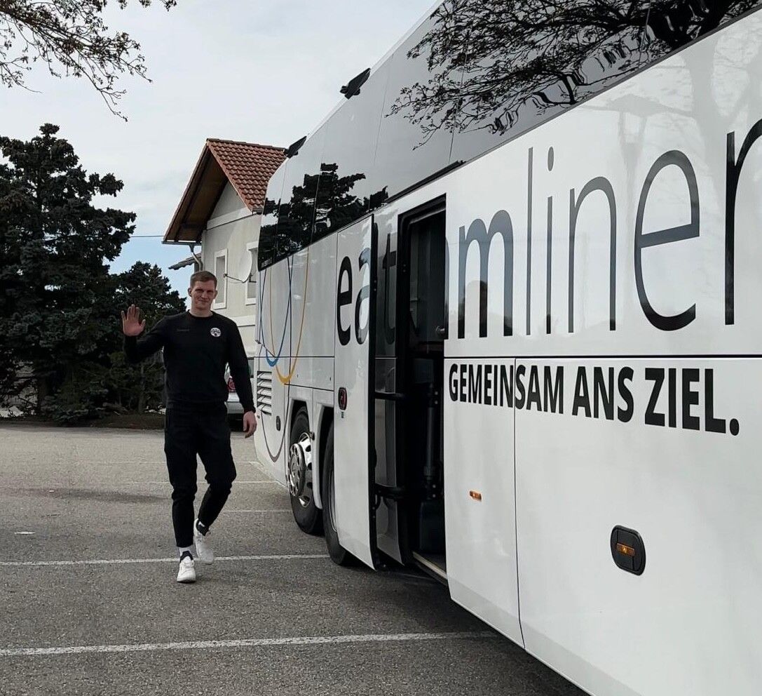 Gemeinsam ans Ziel: Getreu dem Slogan auf dem Mannschaftsbus machen sich Karolis Antanavicius und Co. auf den Weg nach Krems. Um die Titelchance zu wahren, muss der Alpla HC Hard am Freitag das zweite Finalspiel gewinnen. ⇒vn