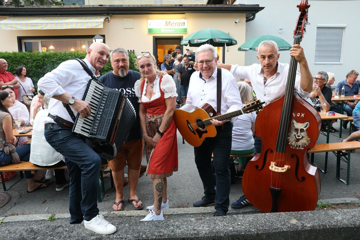 Gerhard Gabriel, Wirtepaar Thomas Hartmann und Erika Tröstl sowie die Musiker Richard Nikolussi und Oliver Berti.⇒Arno Meusburger
