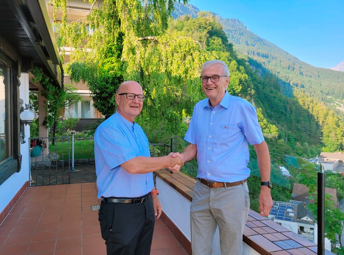 Gerhard Krump übergibt an Gernot Sackl. ⇒Lions Club Bludenz