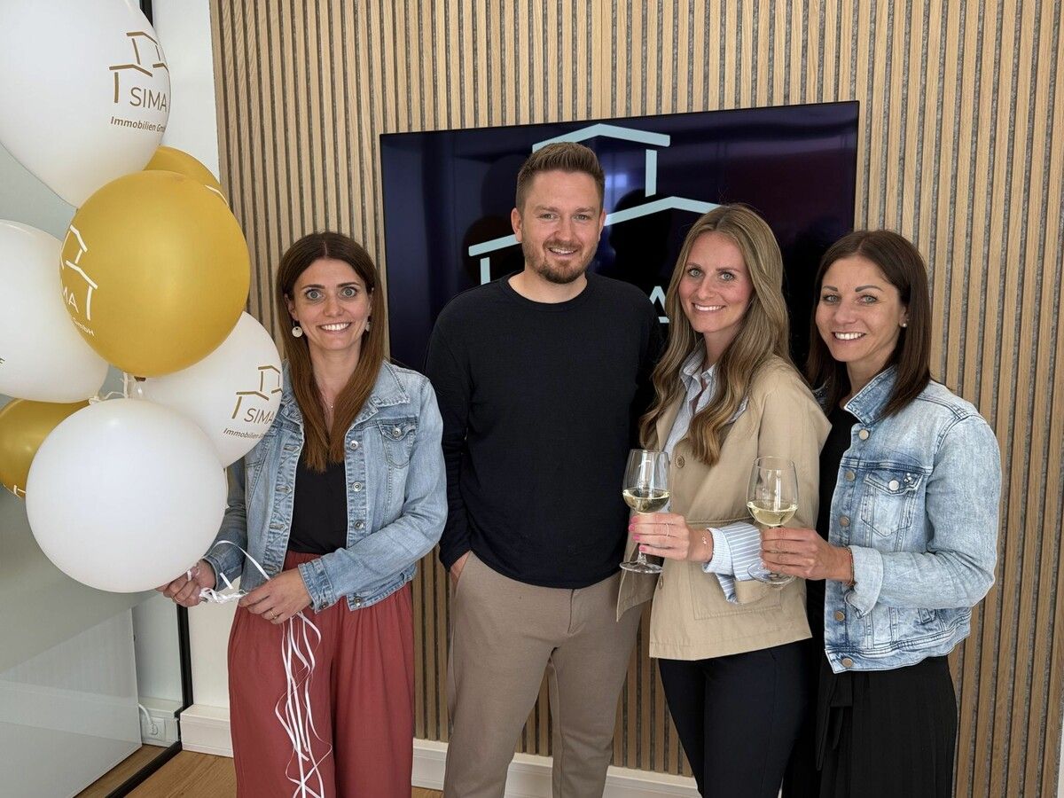 Geschäftsleiter Martin Sinz mit Lisbeth Gschwendtner, Tatjana Rundstuck und Lina Füssinger vom SIMA-Team bei der feierlichen Eröffnung.⇒Sigrid Juen