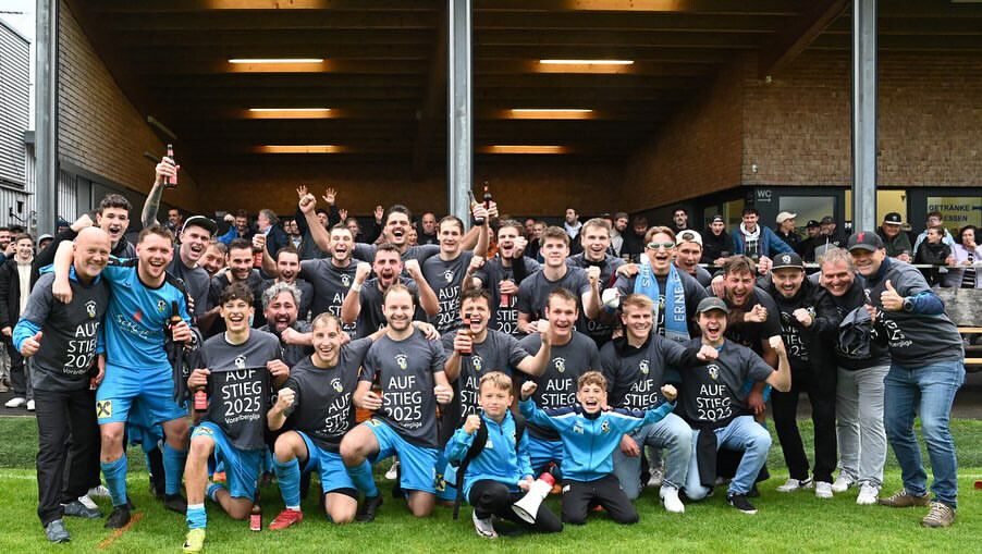 Groß war der Jubel bei den Spielern und den Betreuern des FC Schlins nach dem Sieg in Meiningen: Der Aufstieg in die Vorarlbergliga ist unter Dach und Fach.⇒Verein