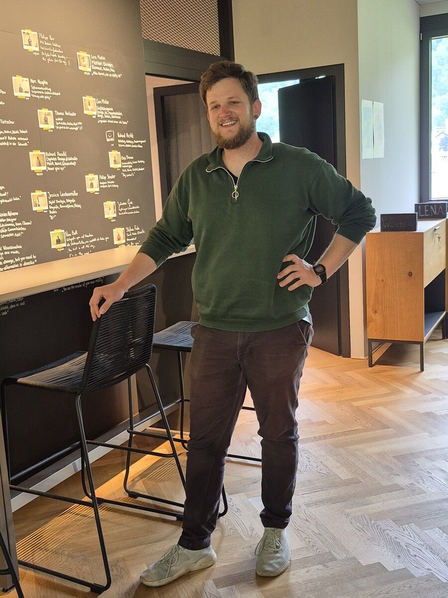 Hanno Fäßler hat mit 18 Jahren eigene Onlinshops gebaut und mit 23 seine E-Commerce-Agentur gegründet. ⇒JH (4)