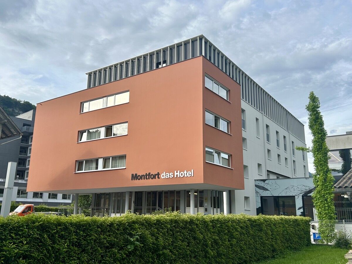 Harmonisch fügt sich der Anbau in das bestehende Hotel Montfort ein.⇒bp