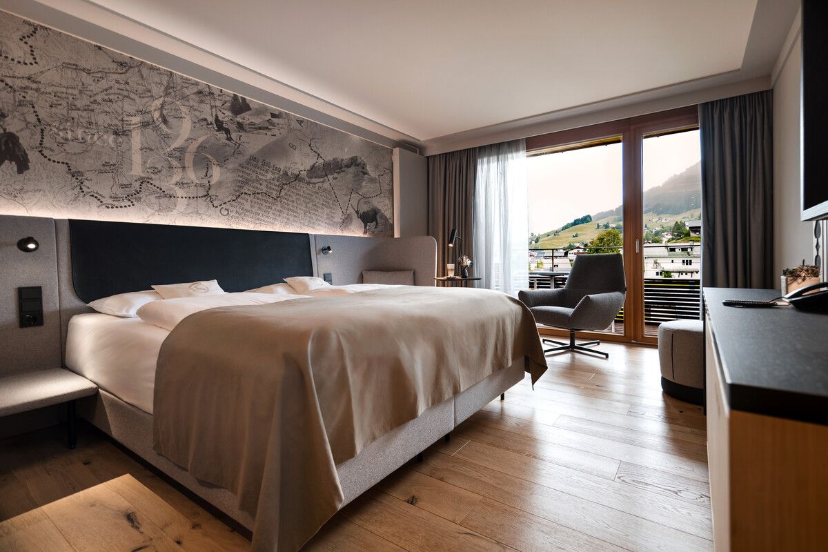 Herzstück der neuen Zimmer sind die individuell gestalteten Betthäupter mit integriertem Sitzbereich. ⇒DSR Hotel Holding