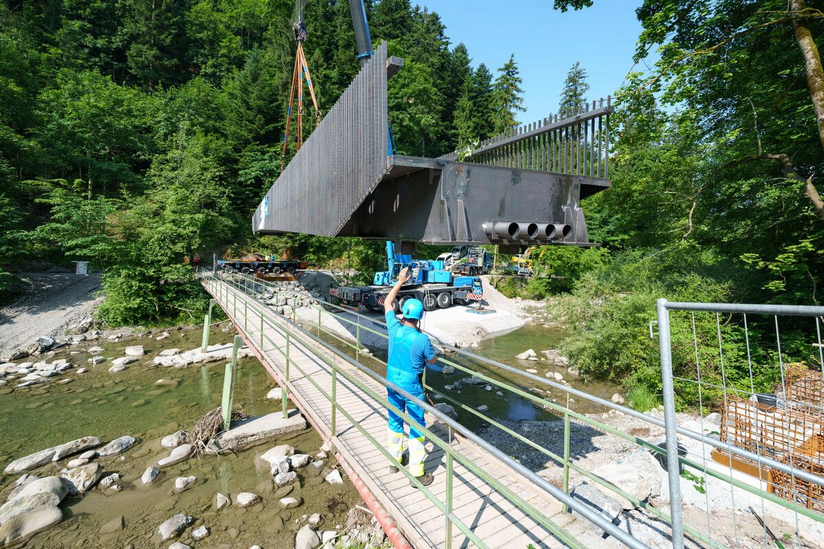 Höchste Präzision war gefragt, um die Brücke an ihren Platz zu bringen. ⇒VN/Stiplovsek (2)