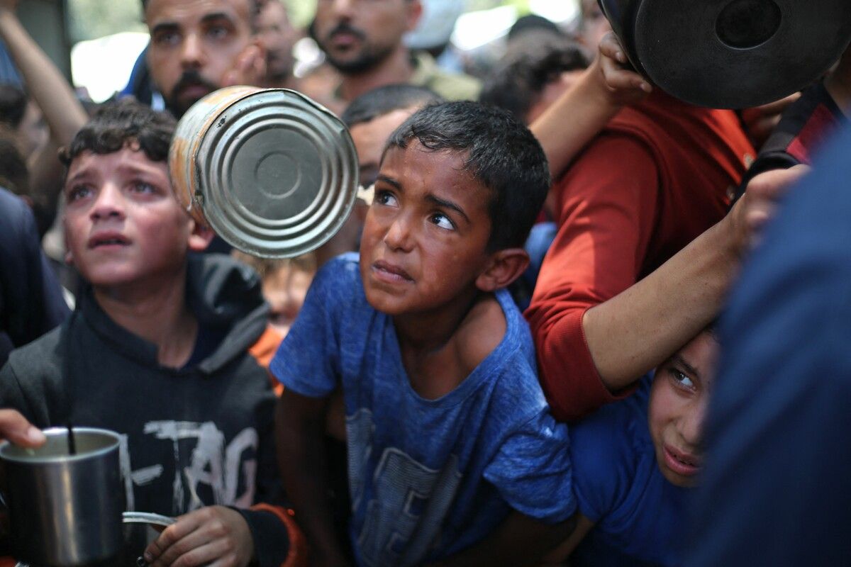 Hungrige palästinensische Kinder warten an einer Verteilstelle in Nuseirat auf Lebensmittel. Nach israelischen Angaben wurden mehr als 100 Lastwagen mit Hilfsgütern über den Grenzübergang Kerem Shalom in den Gazastreifen gefahren. AFP (5)