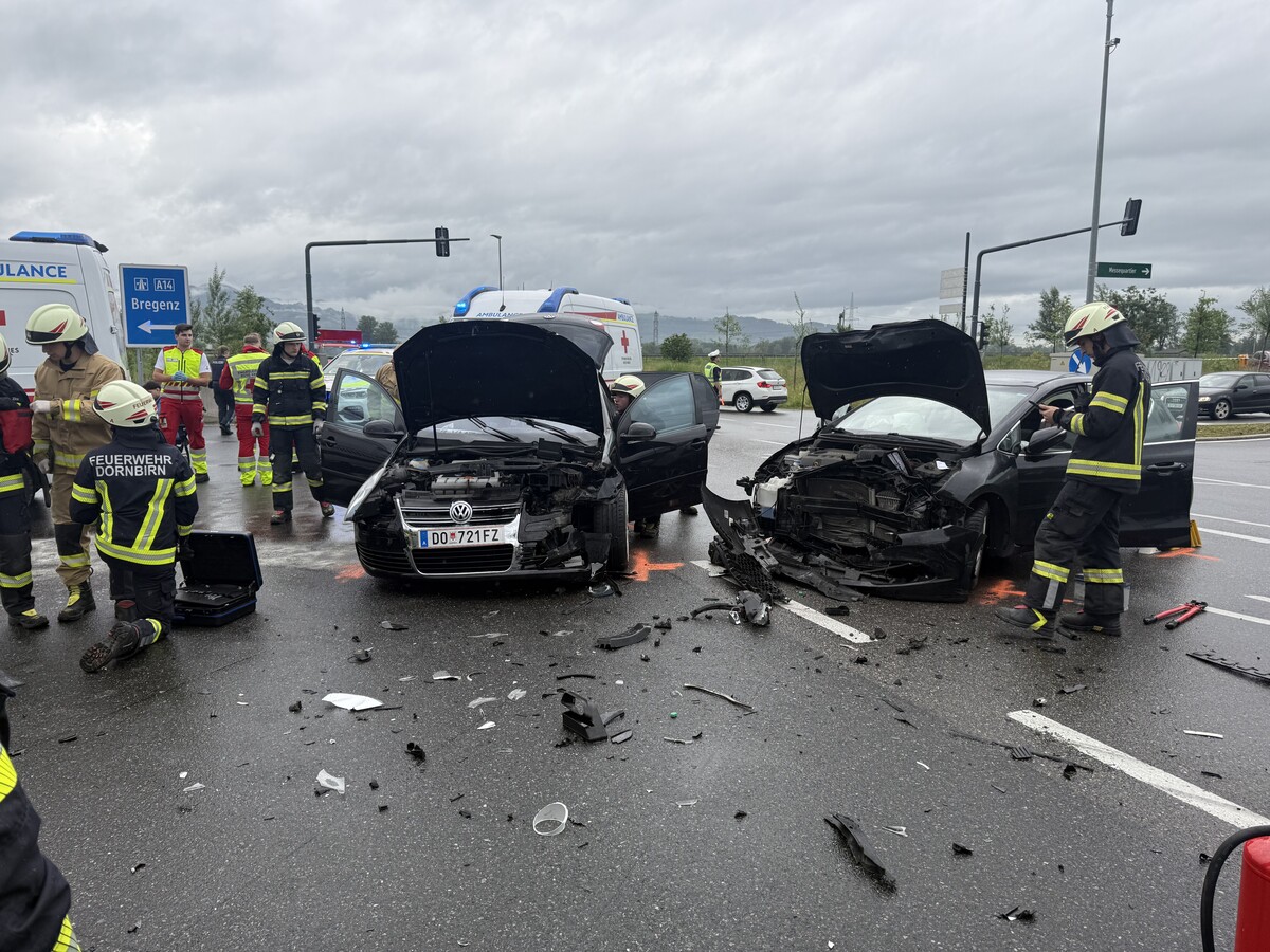 In der Mitte der ampelgeregelten Kreuzung vor der Auffahrt kam es zum Aufprall der beiden Fahrzeuge.⇒vlach