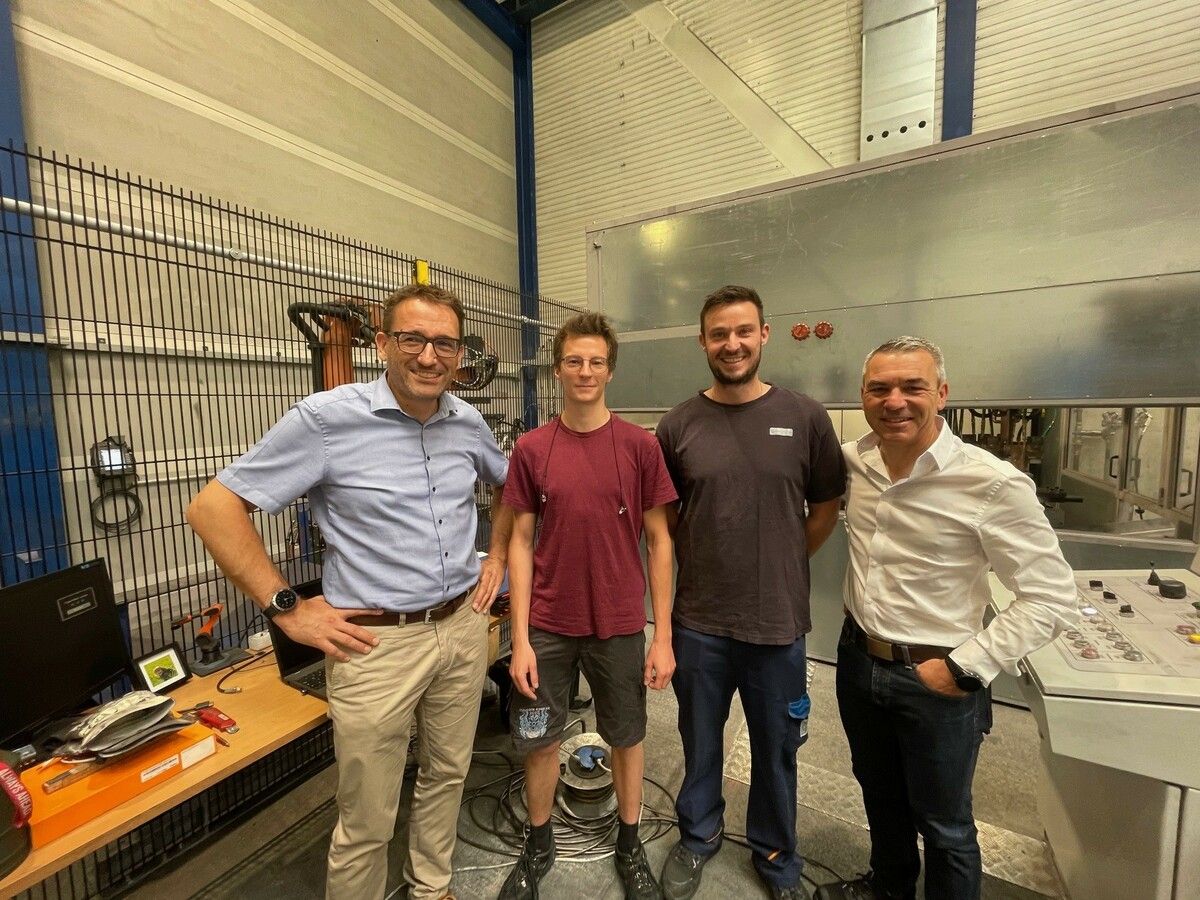 Innovationskraft (v.l.) CEO Matthias Kaufmann, Konstrukteur Dorian Riener, Automatisierungsexperte Mario Gohm, CFO Bernd Klemisch an der Biegepresse. ⇒VN/sca