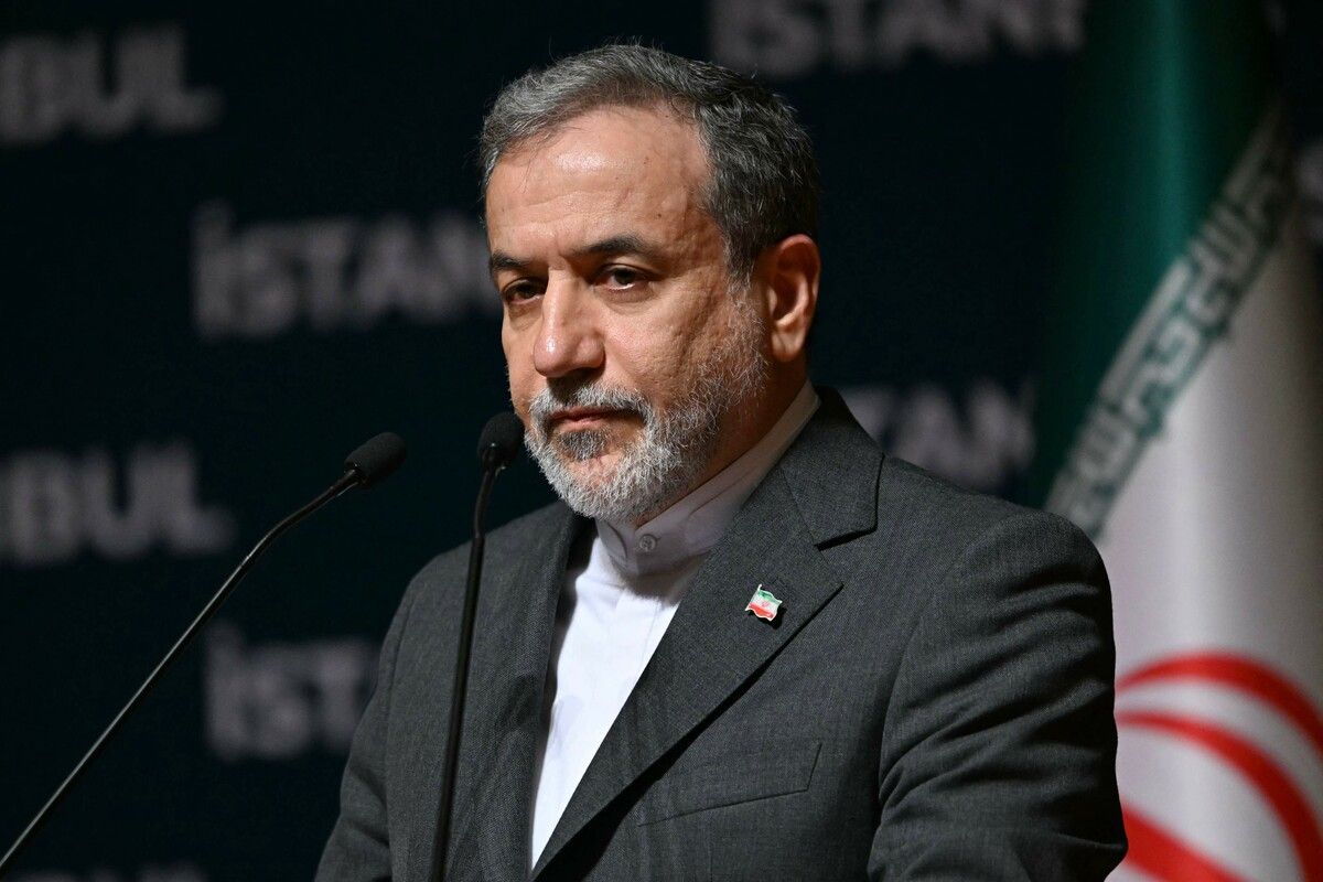 Irans Außenminister Abbas Araghtschi kritisierte, die Maßnahme der drei europäischen Länder sei „aus rechtlicher und verfahrenstechnischer Sicht fehlerhaft“. ⇒AFP