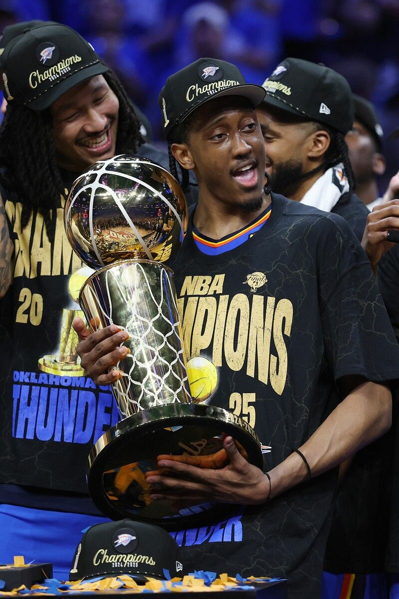 Jalen Williams mit der Larry O‘Brien Meisterschaftstrophäe.⇒APA