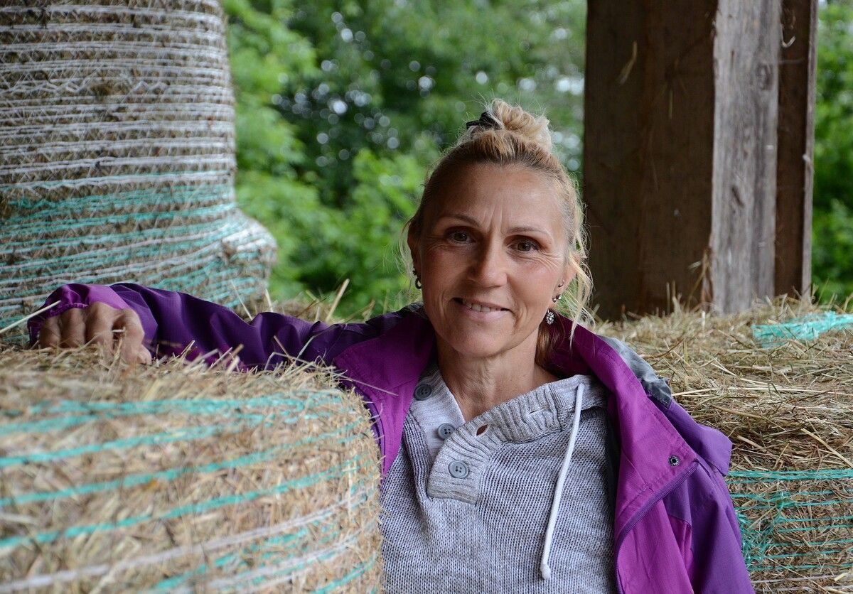 Jeanette Wohlgenannt lädt zum Gespräch in den Heustadel. Dort ist es gemütlich und trocken. ⇒HRJ