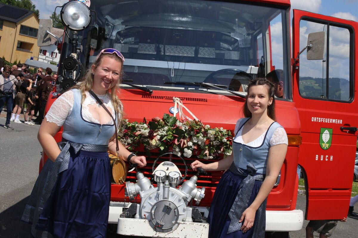 Julia Ritter und Lisa Maria Müller nutzten die Dienstfreistellung des alten Löschfahrzeugs (BJ. 1977) der Feuerwehr für ein Erinnerungsfoto.⇒MSt