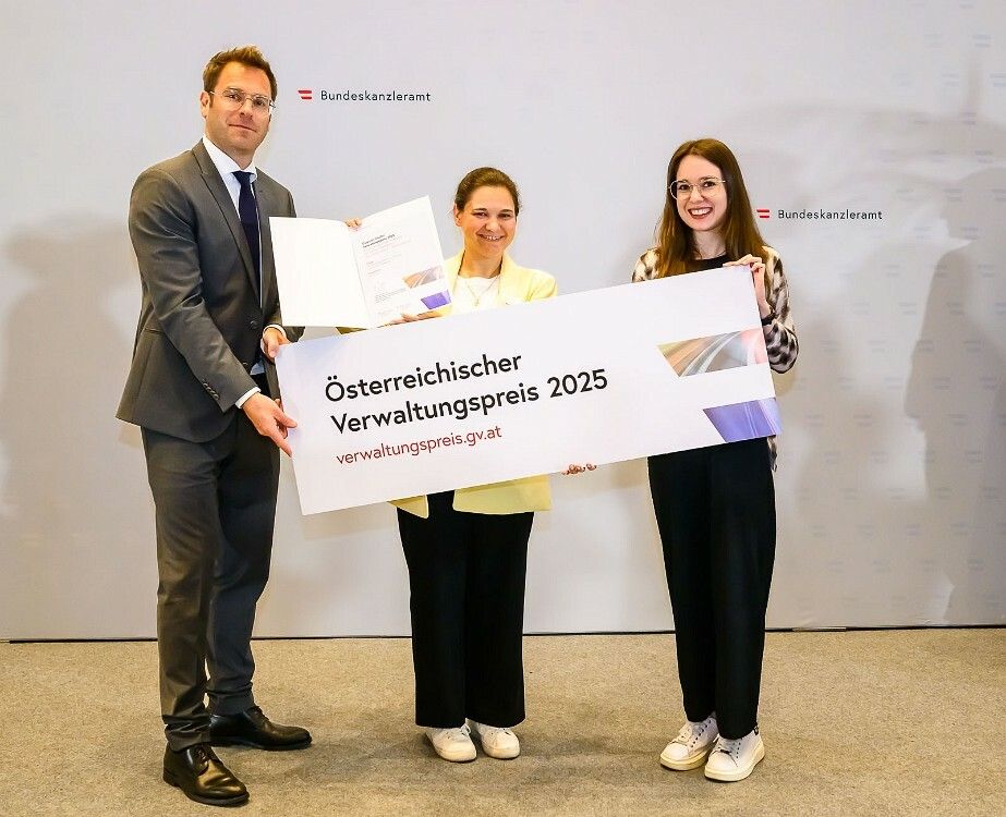 Julia Widmann und Nadine Saurer nahmen den Preis in Wien entgegen.⇒Stadt