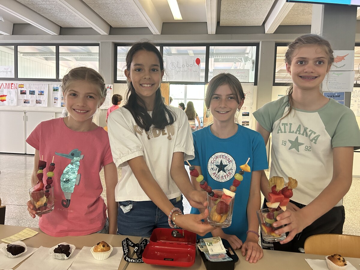 Julia, Yana, Paulina und Letizia aus der 1a verkauften süße Snacks.