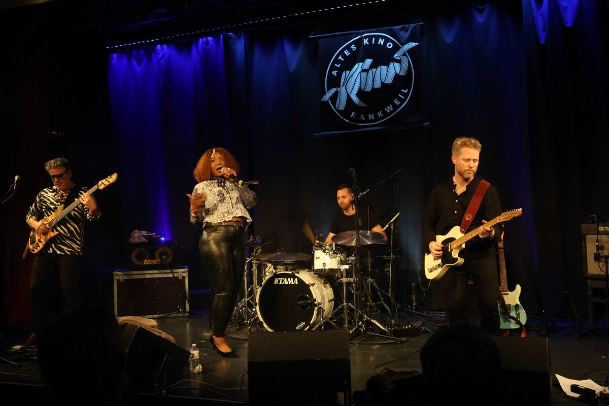 Justina Lee Brown und Band in Aktion.⇒ame