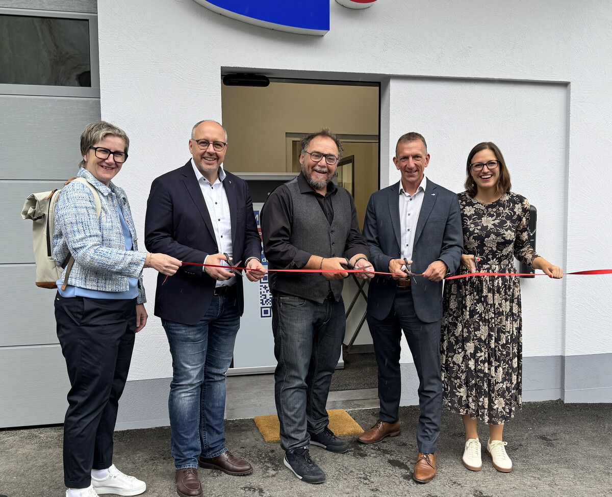 Katharina Neuhofer, Bürgermeister Joachim Fritz, Zweigstellenleiter Elmar Müller, Bernhard Bereuter und Sabrina Schaunig.