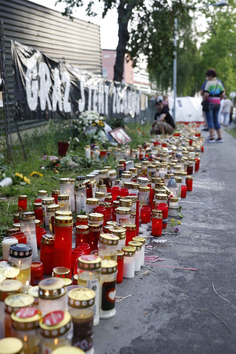 Kerzen vor der Schule, in der zehn Menschen starben.⇒AFP