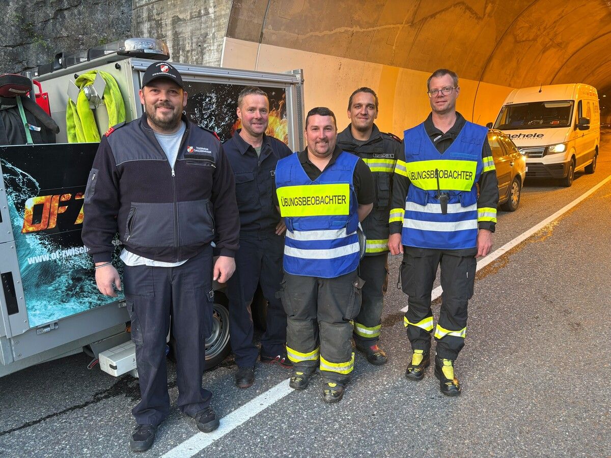 Kommandant Mathias Natter, Christoph Burtscher, Tobias Tomazzoli, Ramon Türtscher, Abschnittskommandant Wolfgang Stöcklmair.⇒FEUERWEHR (2)