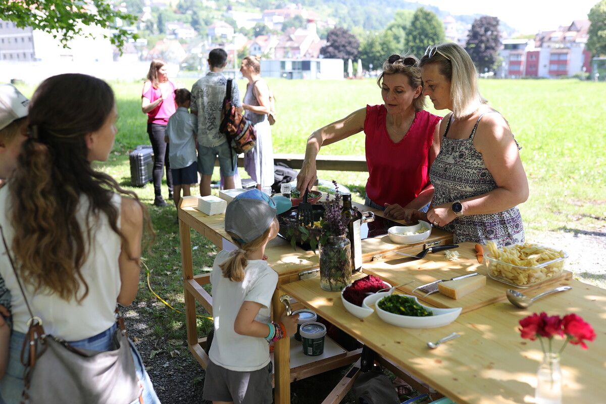 Kulinarischer Austausch unter freiem Himmel. ⇒Stadt Feldkirch