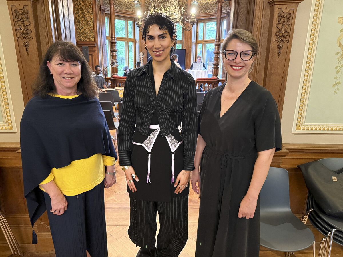 Kultur SR Erika Kawasser, Preisträgerin Aisouda Hoshiyar und VeronikaSutterlüty bei der Verleihung im Literaturhaus Vorarlberg.