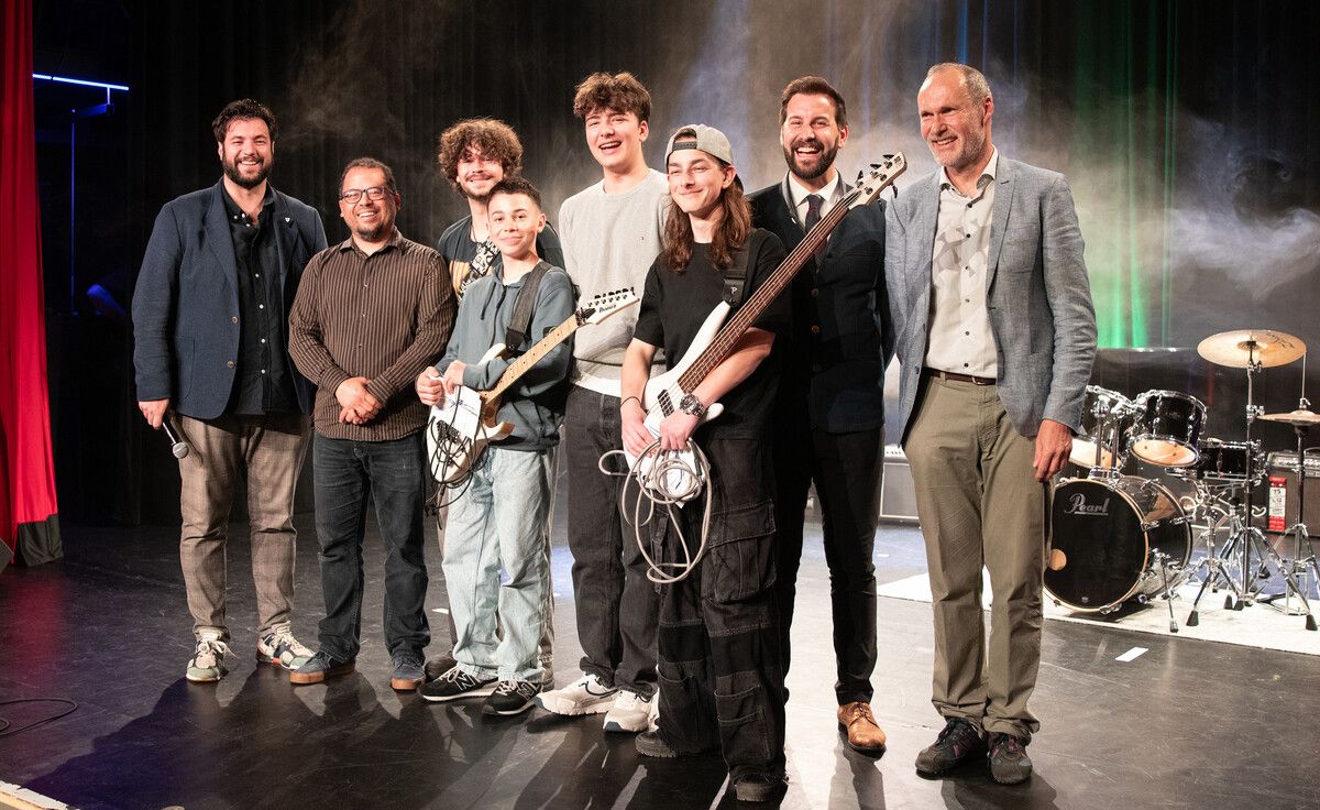 Kulturstadtrat Cenk Dogan (l.), Arnold Chan, Dominik Milic, Edmund Kanazirev, Laurin Sutterlüty, Renat Vekhnovskyi, Bürgermeister Simon Tschann (2. v. r.) und Musikschuldirektor Thomas Greiner (r.).⇒Musikschule Bludenz