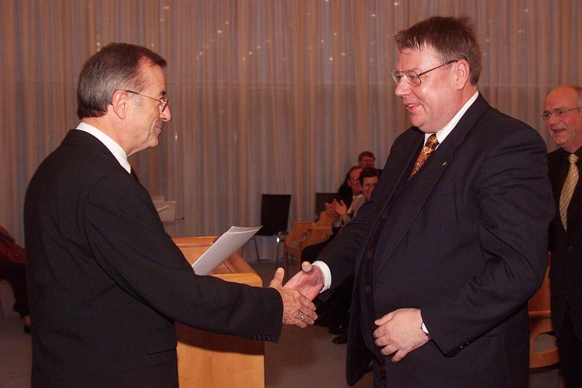 Landeshauptmann Herbert Sausgruber verlieh Enzelsberger im Jahr 2000 den Berufstitel „Professor”.