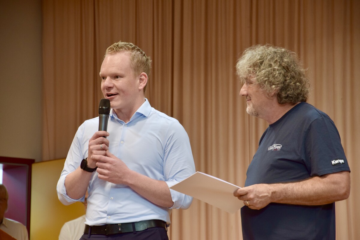 Landesstatthalter Christof Bitschi (l.) und Polycup-Moderator Rainer Schallert.