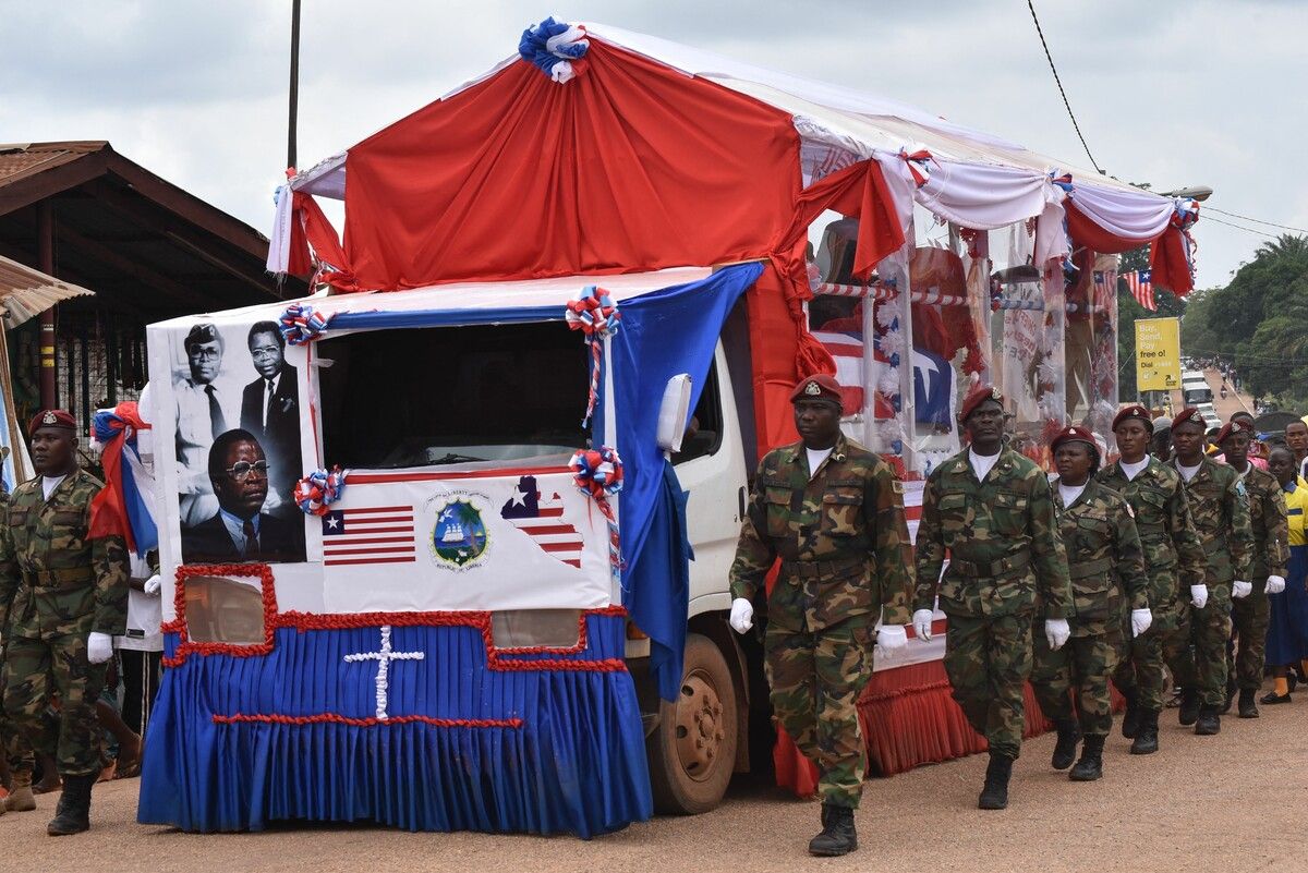 Liberianische Streitkräfte eskortieren einen Sarg mit den sterblichen Überresten des ehemaligen Präsidenten Samuel Doe in Zwedru. Doe, dessen Ermordung 1990 einen der blutigsten Bürgerkriege Afrikas auslöste, wird im Rahmen von Versöhnungsbemühungen erneut bestattet.