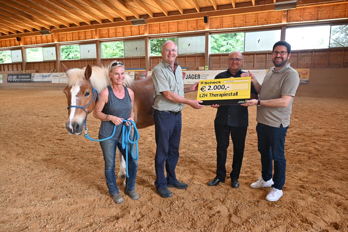 Lions Club Hohenems übergibt LZH-Geschäftsführer eine Spende in Höhe von 2000 Euro. Tanja Tschann und Johannes Mathis freuen sich über die finanzielle Zuwendung von Lions -Club-Hohenems Präsident Markus Pferscher (links) und Meinhard Rhomberg.⇒BvS (2)
