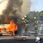 Pkw geriet auf Autobahn in Brand