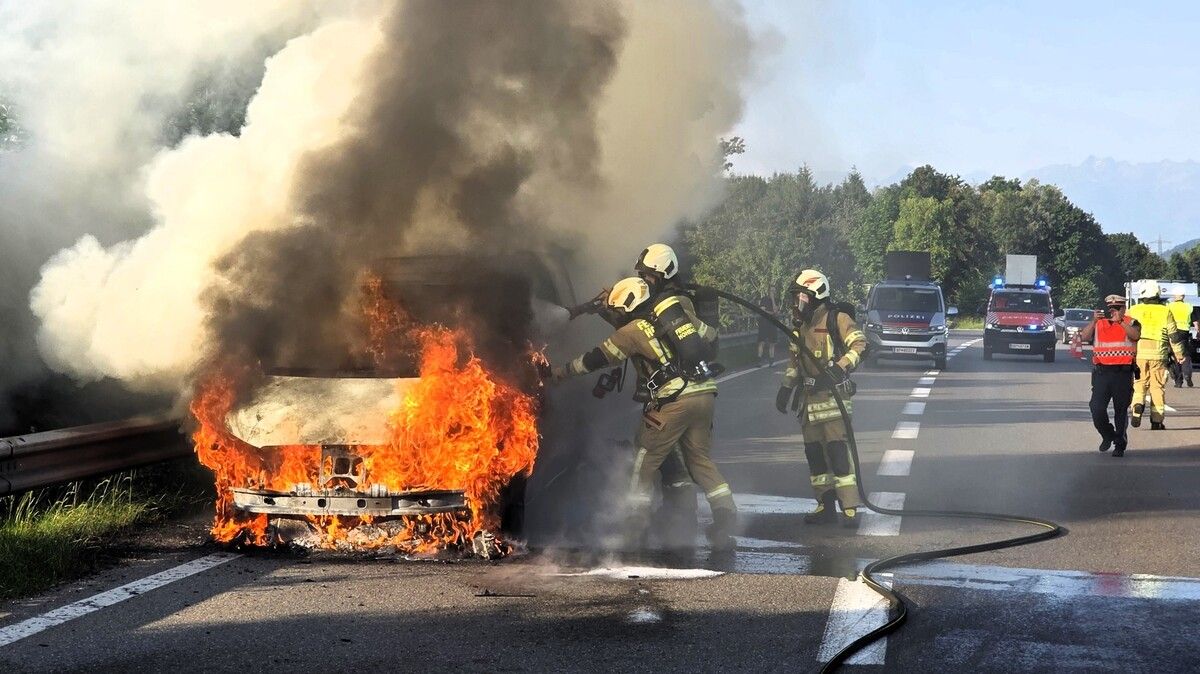 Löscheinsatz auf der A14: Pkw geriet bei Hohenems in Brand.⇒Feuerwehr Hohenems
