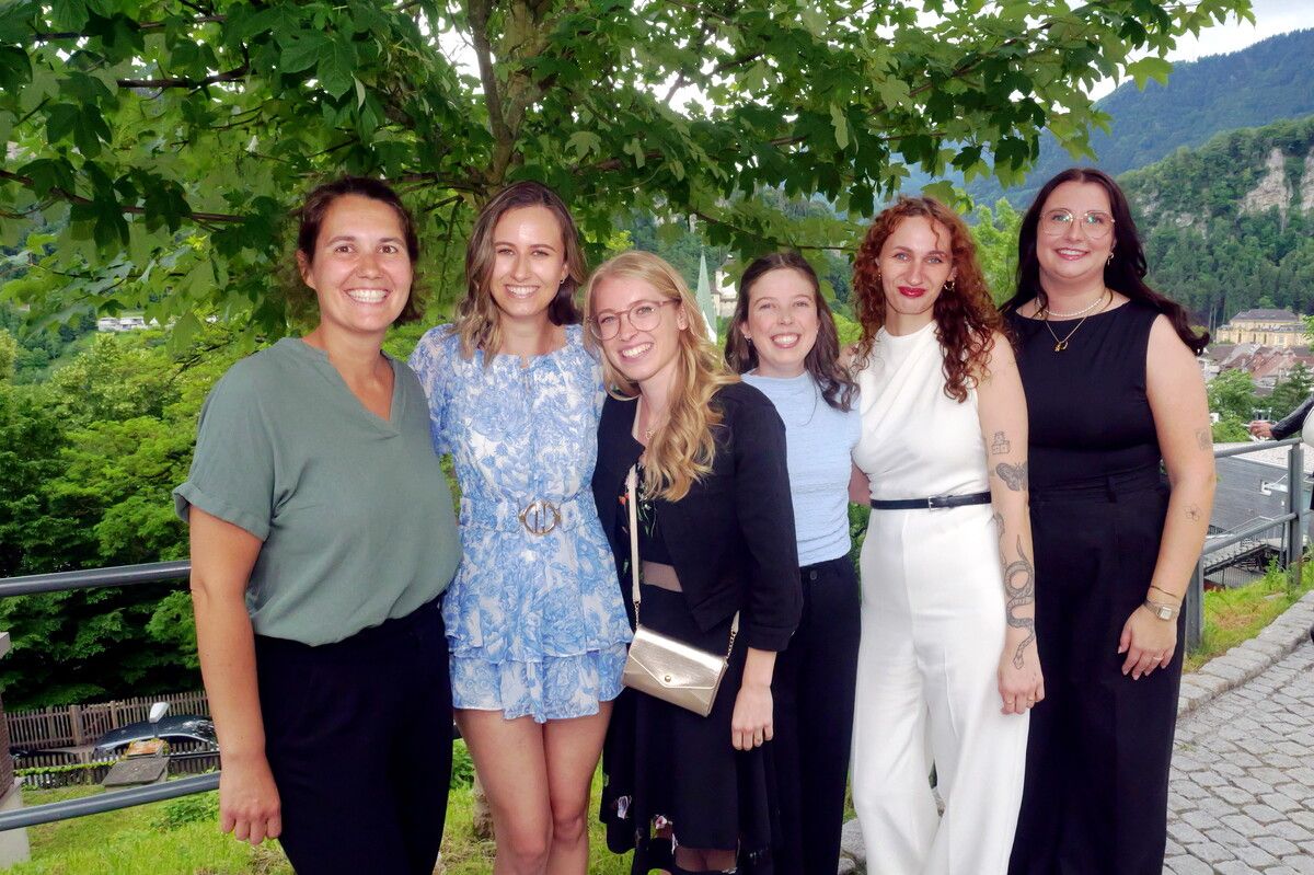 Lucia, Sophia, Petra, Elena, Lina und Delia feierten ihren Abschluss.⇒he