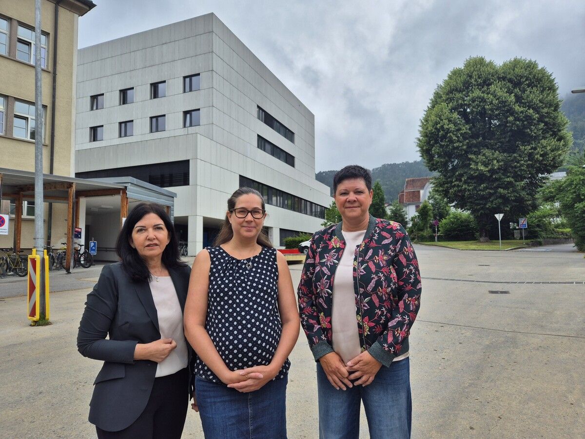 Manuela Auer (SPÖ), Elke Zimmermann (LKH Bludenz) und die werdende Mutter Petra Frainer-Riedl sprechen sich gegen eine Schließung der Geburtenstation aus.