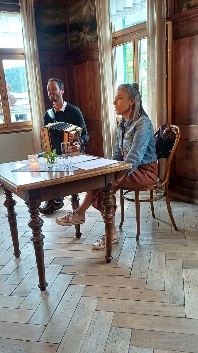 Maria Natter trug beim ersten Hospiz-Stammtisch Bregenzerwälder Lyrik vor. Martin Melchior Ritter sorgte für die musikalische Umrahmung. ⇒Caritas