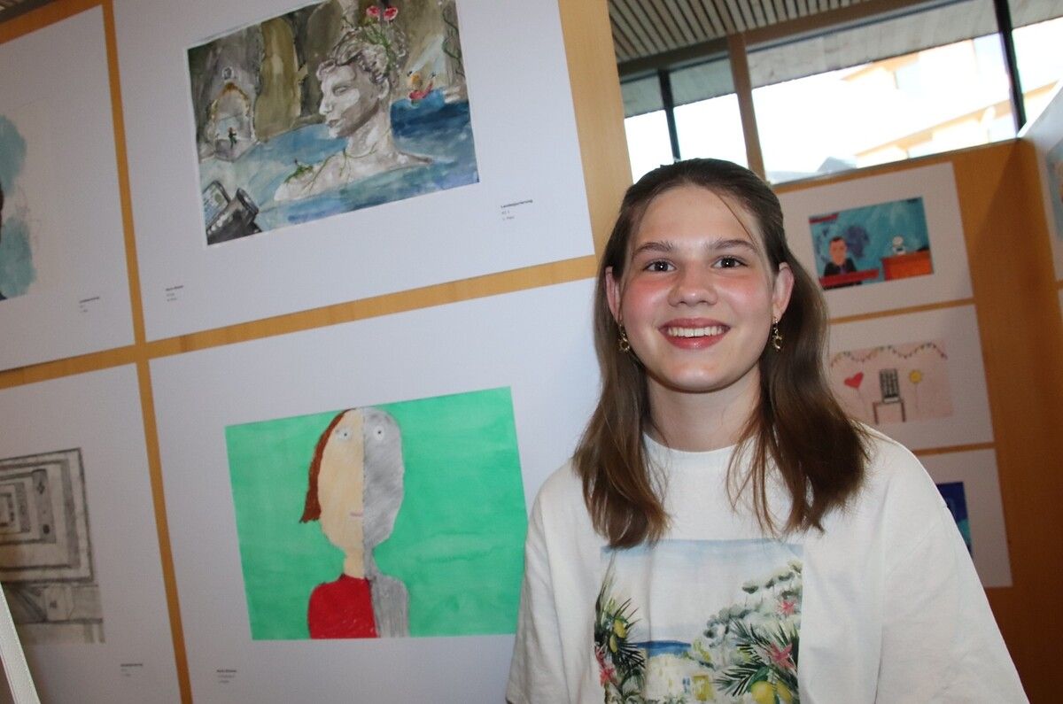 Marie Metzler (Mittelschule Egg) unter ihrem Werk mit der antiken Statue.